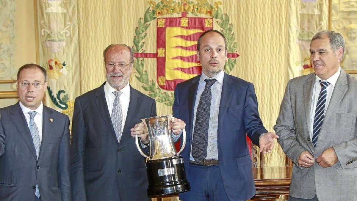 Javier León de la Riva y José Antonio Garrote con la Copa, flanqueados por Alfredo Blanco y Narciso Suárez en el Ayuntamiento-J. M. Lostau