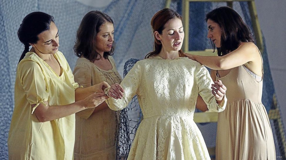 Vera, segunda por la derecha, junto al resto de las actrices de ‘Mujeres que corren con los lobos’.-JAVIER SUÁREZ