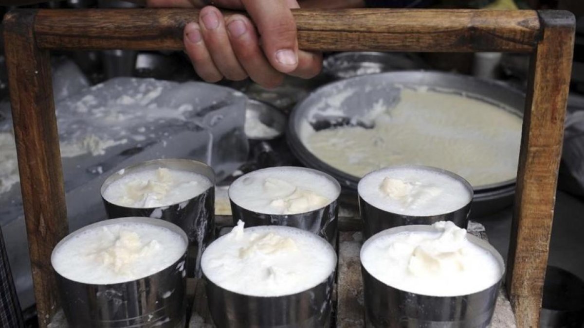 Lassi, bebida de yogurt popular en Pakistán.-/ AFP / NARINDER NANU