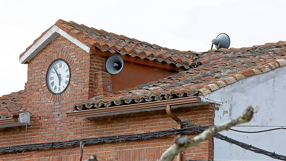 Reloj del Ayuntamiento de Cogeces de Íscar, con su megáfono.-J.M. LOSTAU