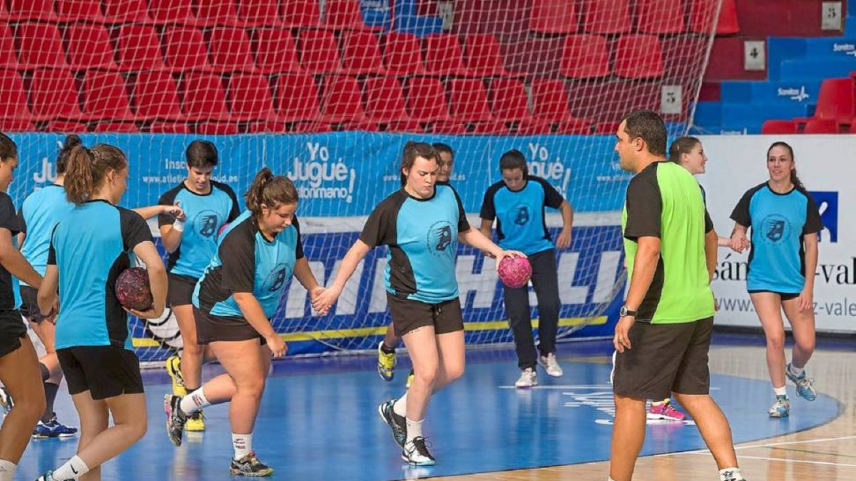 Las jugadoras del Aula, durante el entrenamiento en Huerta del Rey.-Pablo Requejo