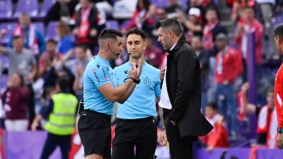 Ortiz Arias da explicaciones a Pezzolano. / RV