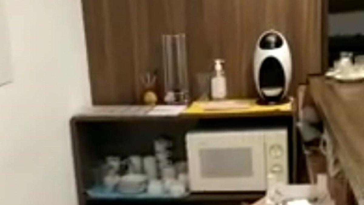 La sala tiene microondas y cafetera.- AUGC