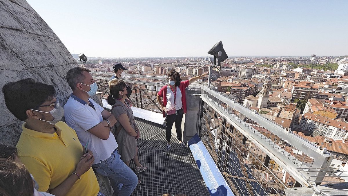 Un grupo de turistas observa Valladolid desde la torre de la Catedral. PHOTOGENIC / PABLO REQUEJO