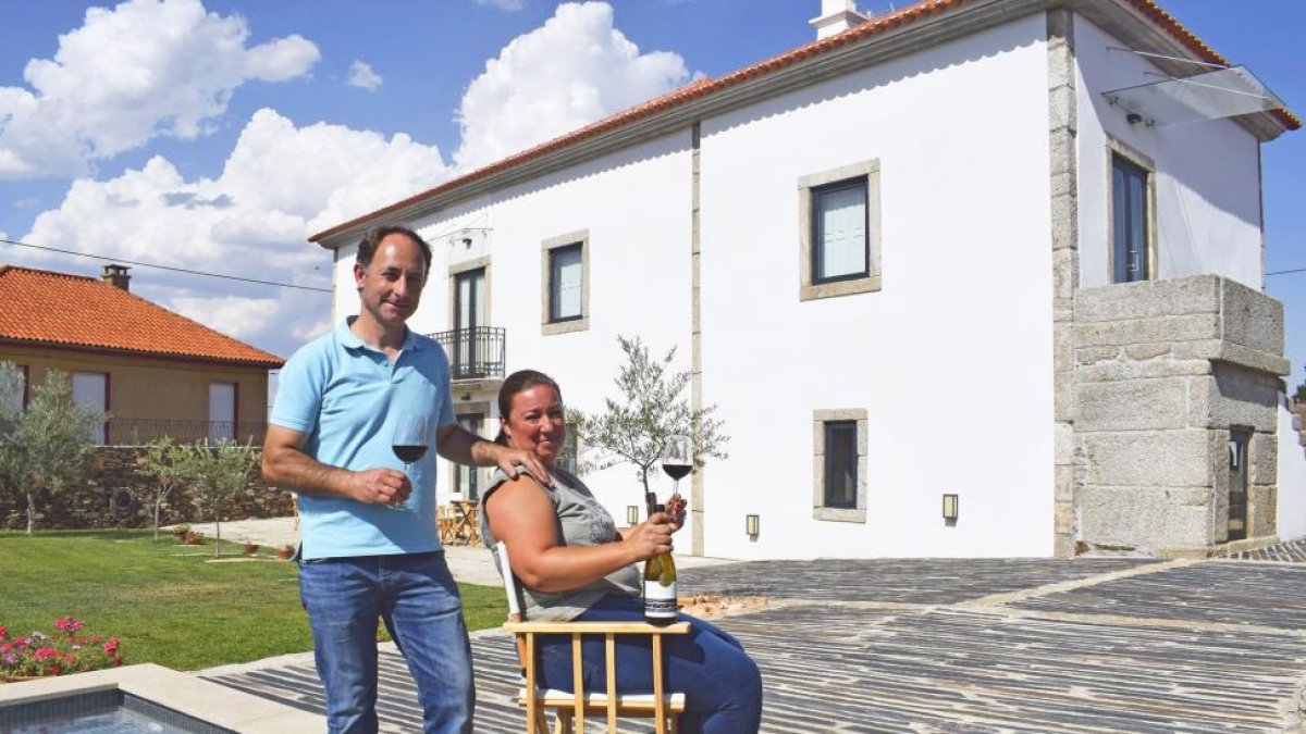 Miguel y Ana, en su bodega-alojamiento de Vermiosa, en Portugal.-ARGICOMUNICACIÓN