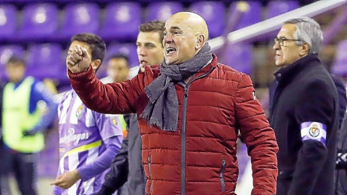 Luis César celebra uno de los goles del Real Valladolid ante el Lorca.-J.M. LOSTAU