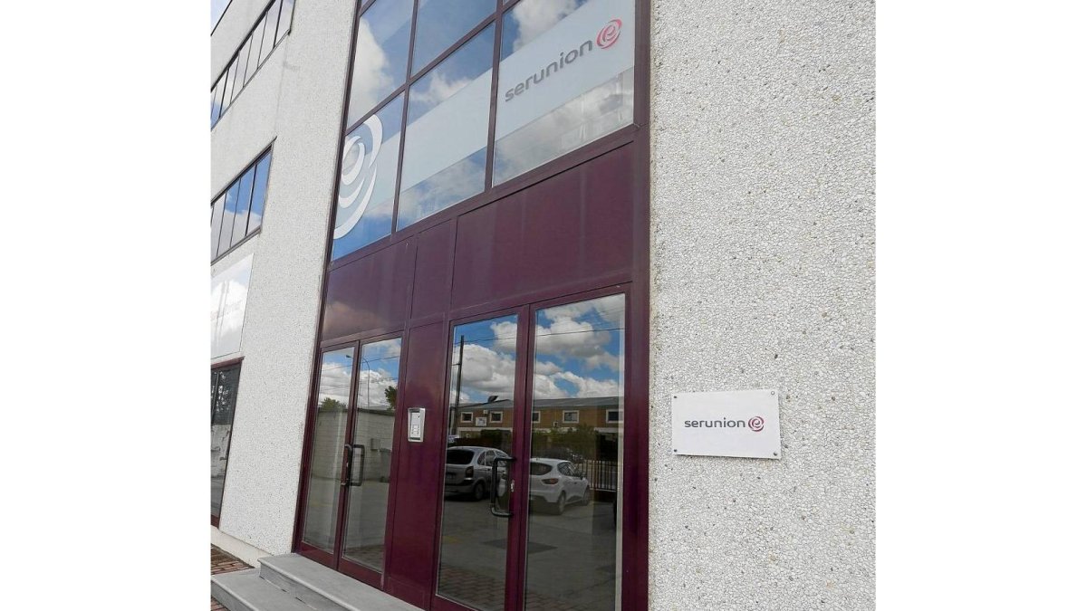 Fachada de la empresa Serunión en el polígono de San Cristóbal-Photogenic