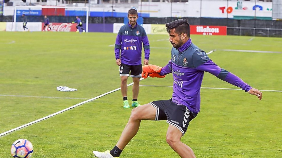 Álex Pérez intenta llegar a un balón ante Míchel, durante el entrenamiento de ayer-J.M. Lostau