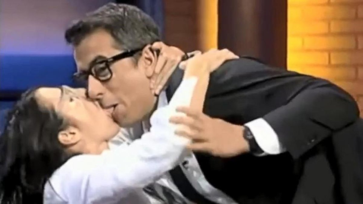 Andreu Buenafuente, en un comprometido momento con la niña de Shrek (Silvia Abril) durante su programa 'Late Motiv' (canal #0). Un ejemplo de 'improvisación' ideada por los guionistas del 'show'.-