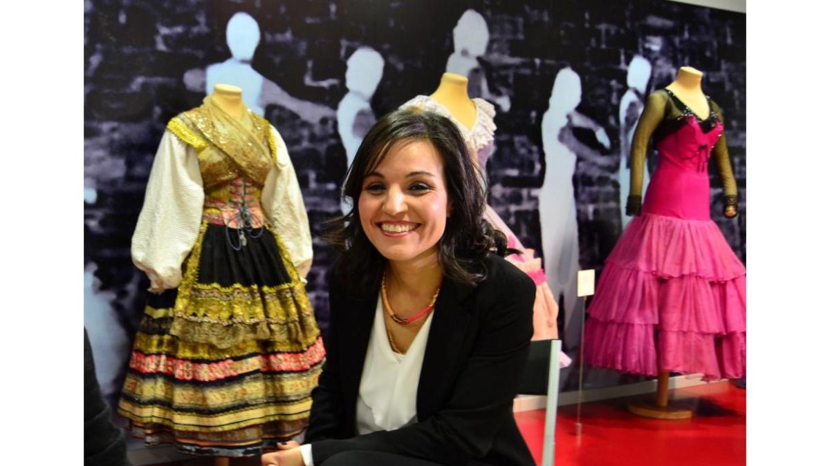 Susana Merlo, en una de las salas del Museo Mariemma de Íscar, que reúne una parte de su colección de trajes, uno de los puntales del legado que la bailarina donó a su pueblo natal.-ARGICOMUNICACIÓN