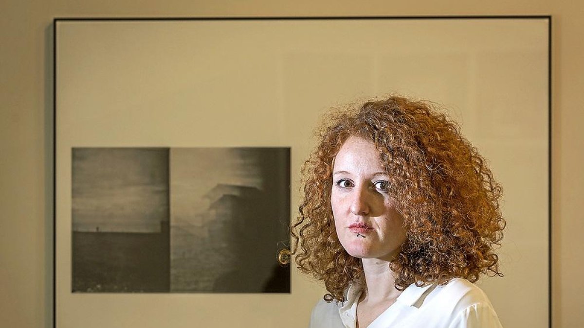La vallisoletana Cristina R. Vecino junto a una de sus obras.-MIGUEL ÁNGEL SANTOS (PHOTOGENIC)
