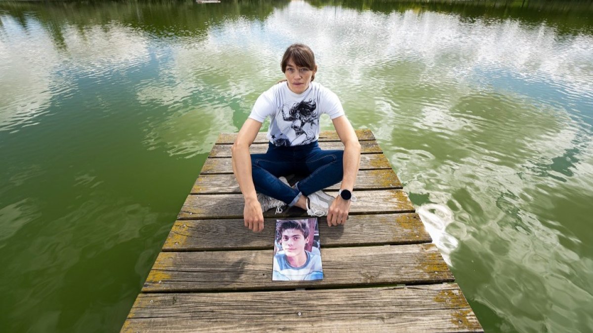 Lorena Sánchez, madre de David, este viernes, en el entorno del lago de Laguna donde fue asesinado.- P. REQUEJO / PHOTOGENIC