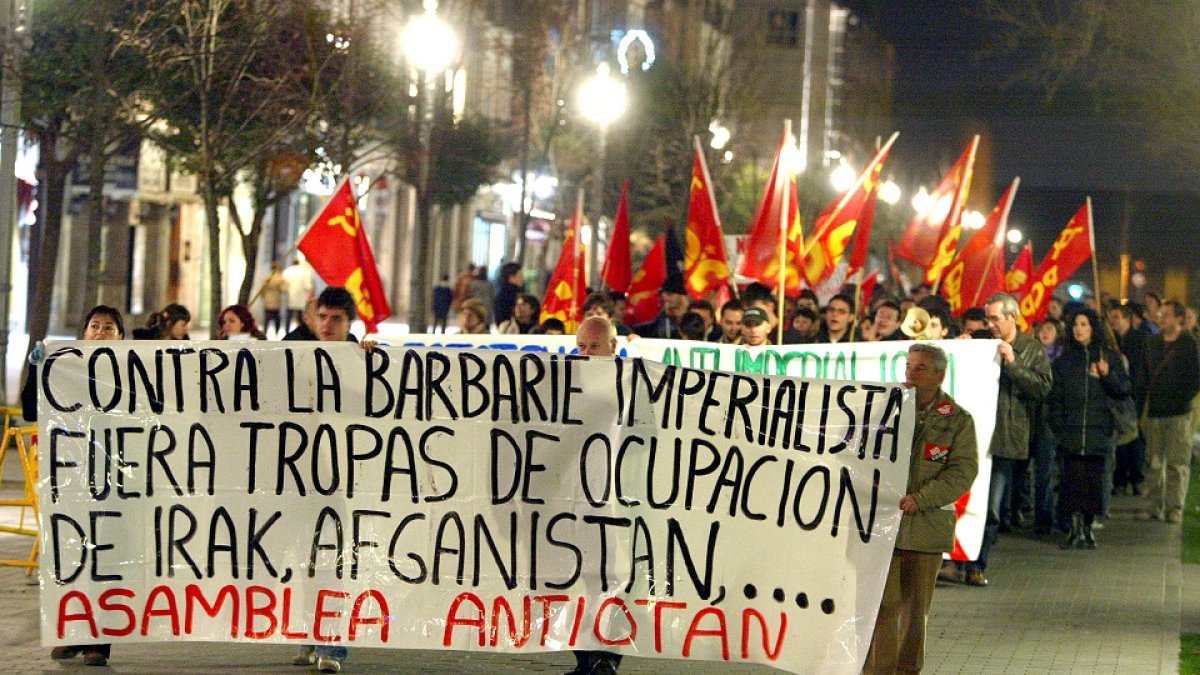 Imagen de archivo de una manifestación en Valladolid contra la posibilidad de que Villanubla acoja una sede de la OTAN. - ICAL