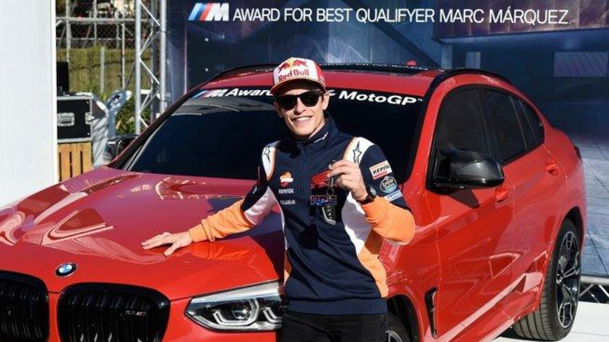 Marc Márquez, con el BMW X4M Competition.-