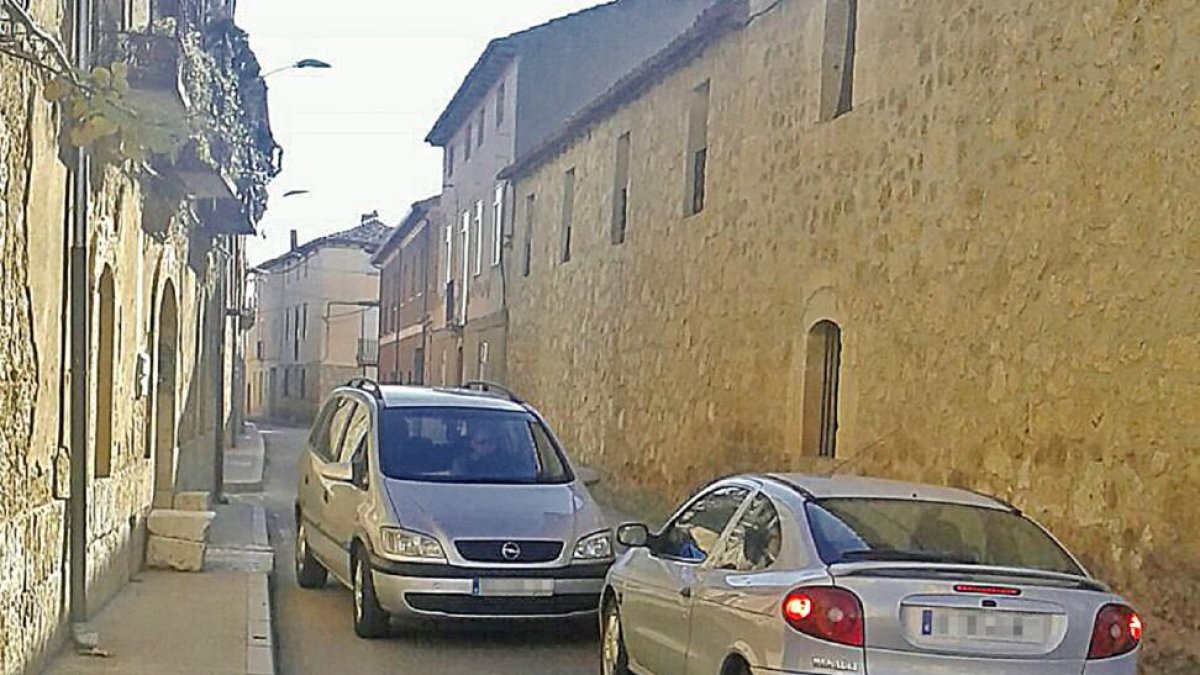 Dos coches coinciden en un tramo estrecho de la travesía de Castromonte.-A.C.
