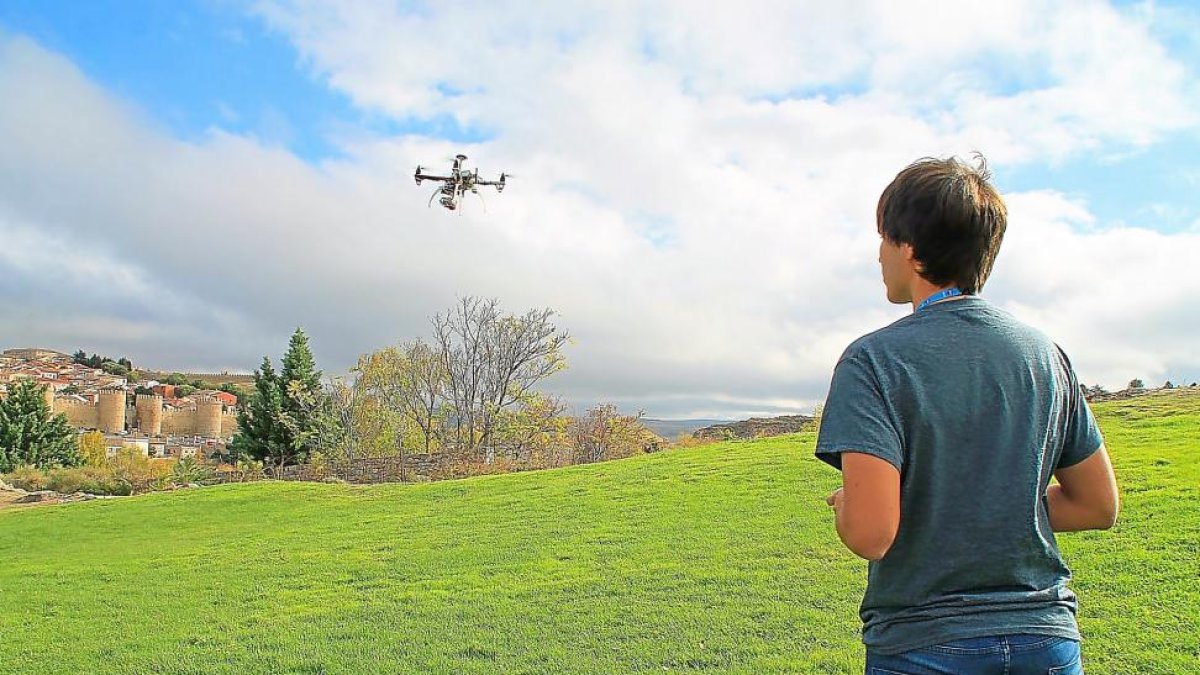 Alberto Gaspar Martín con un dron en campo, instrumento cada vez más utilizado en la agricultura de precisión para que el sector agrario optimice todos los recursos.-E.M.