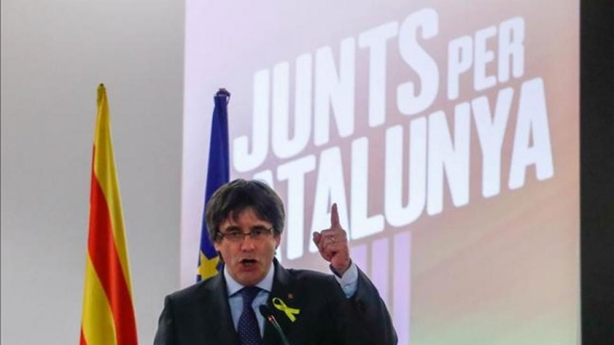 Carles Puigdemont, en un acto de campaña en Bruselas.-YVES HERMAN (REUTERS)