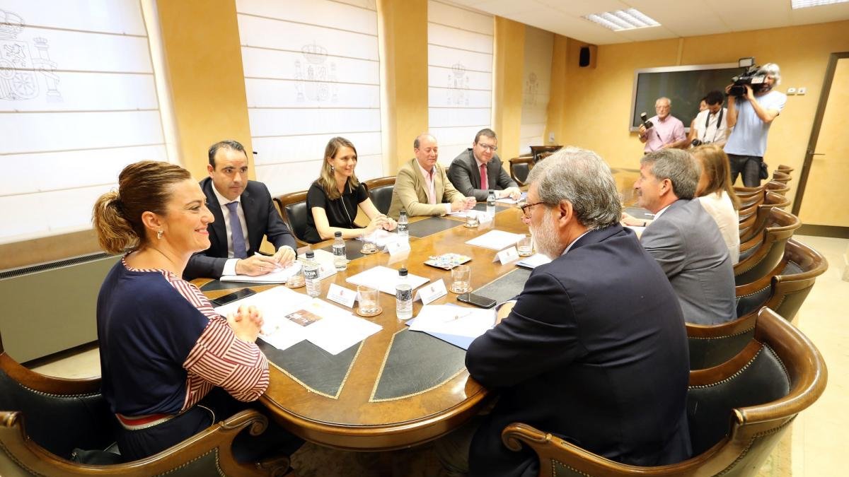 La delegada del Gobierno, Virginia Barcones, se reúne con el presidente de Cecale, Santiago Aparicio.-ICAL