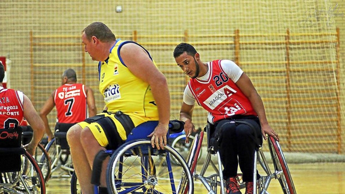 Kevin Roche, a la derecha, durante un partido del CAi.-D. V.