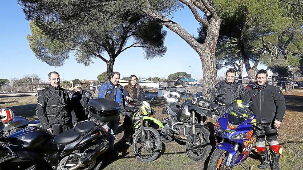 Moteros de Valladolid acudieron a reservar sitio en el pinar y elegieron la moto para tomar contacto con la zona de acampada.-J.M.LOSTAU