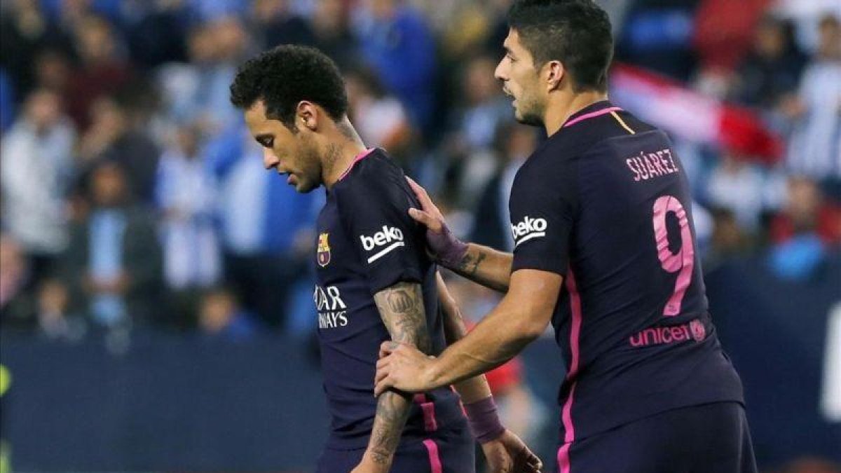 Neymar abandona el césped de La Rosaleda tras ser expulsado por Gil Manzano.-EFE / JORGE ZAPATA