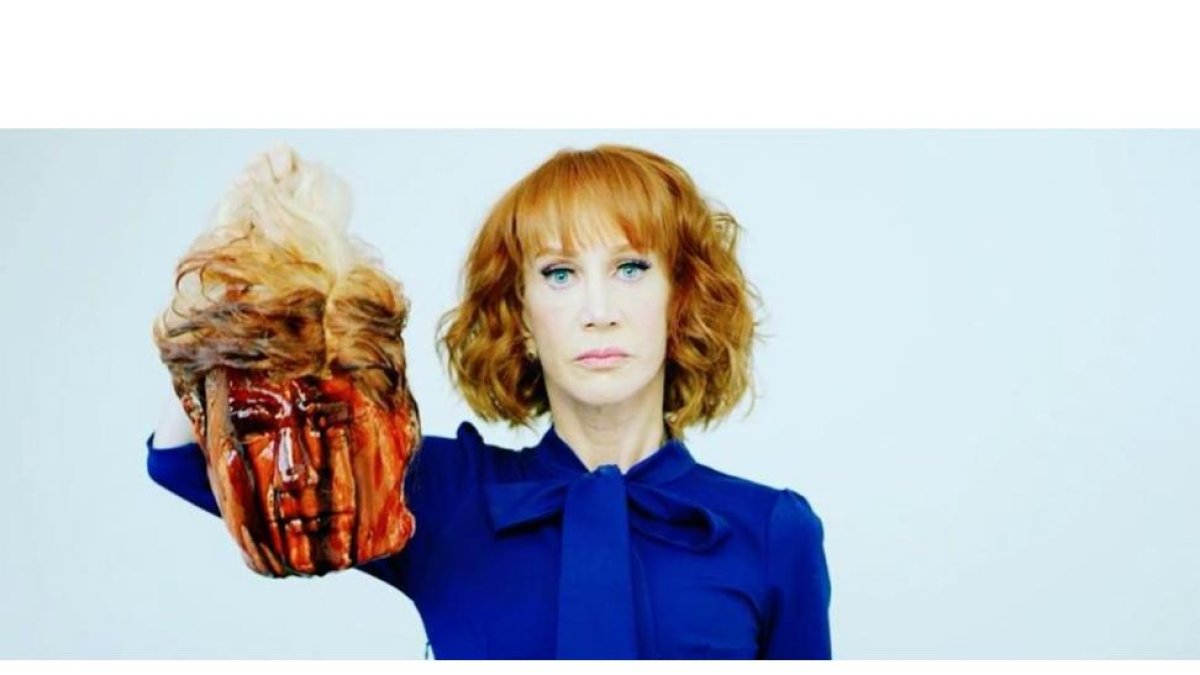 Una captura del video de la humorista Kathy Griffin con la cabeza de Trump.-