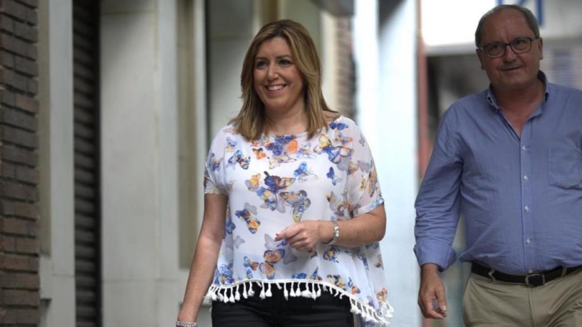 Susana Díaz, junto al secretario de Organización del PSOE andaluz, Juan Cornejo, a la llegada a su reunión con Pedro Sánchez este viernes.-DAVID CASTRO