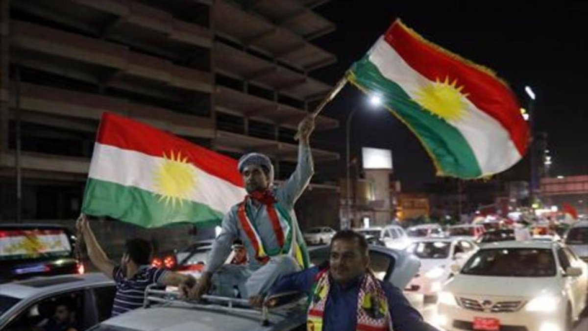 Ciudadanos kurdos celebran la victoria del sí en el referéndum del pasado 25 de septiembre en Erbil.-EFE / MOHAMED MESSARA