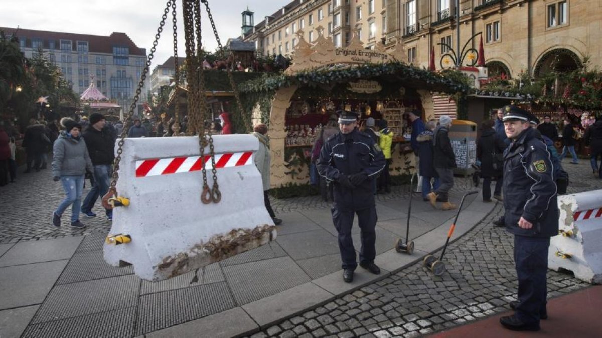 Barreras de hormigón para proteger un mercadillo navideño en Dresde.-EFE / ARNO BURGI / EFE