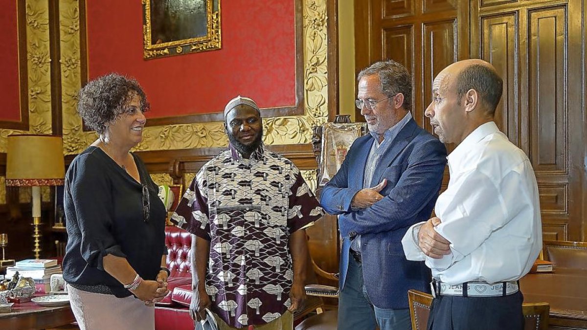La concejala Rafaela Romero, Said Fundy, el alcalde en funciones, Manuel Saravia, y El Bekkay Grioui, tras la reunión en el Ayuntamiento.-E.M.