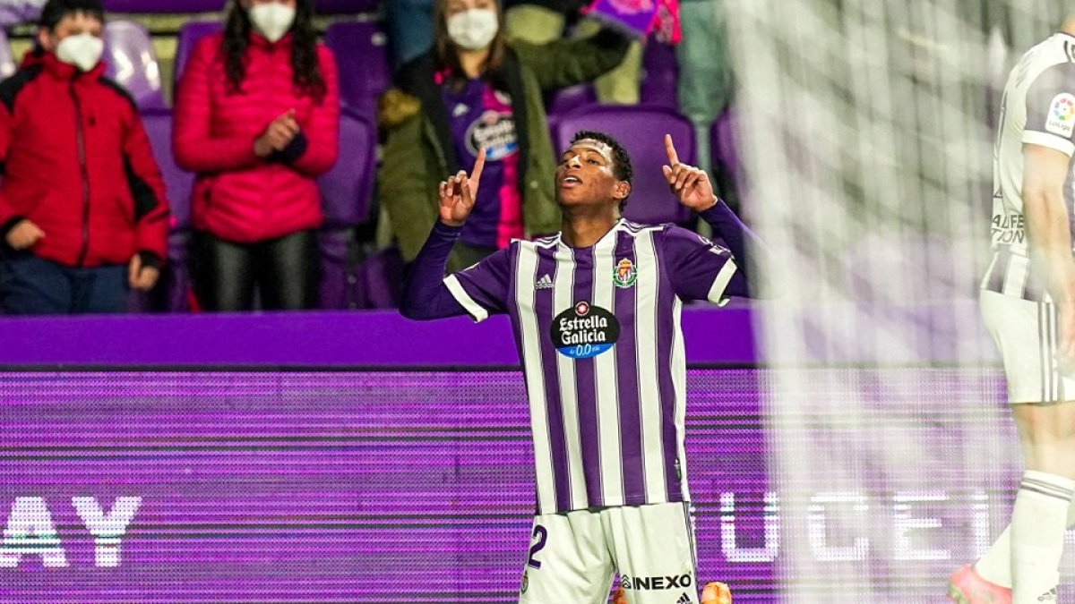 Gonzalo Plata celebra un gol ante el Mirandés. / I. SOLA / RV
