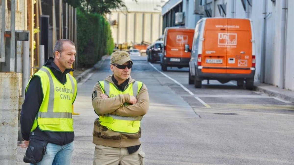 Agentes de la Guardia Civl en la sede de Unipost en LHospitalet el pasado mes de septiembre.-FERRAN SENDRA