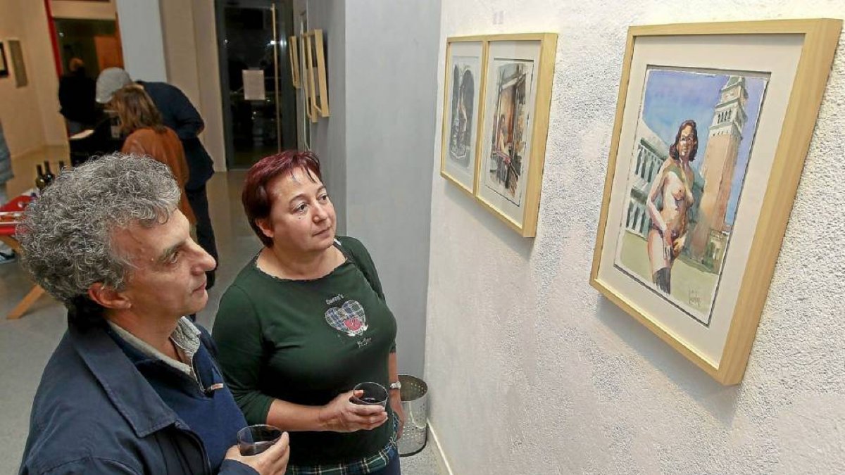 Dos visitantes contemplan algunas de las obras de Roberto Furlan.-J. M. Lostau