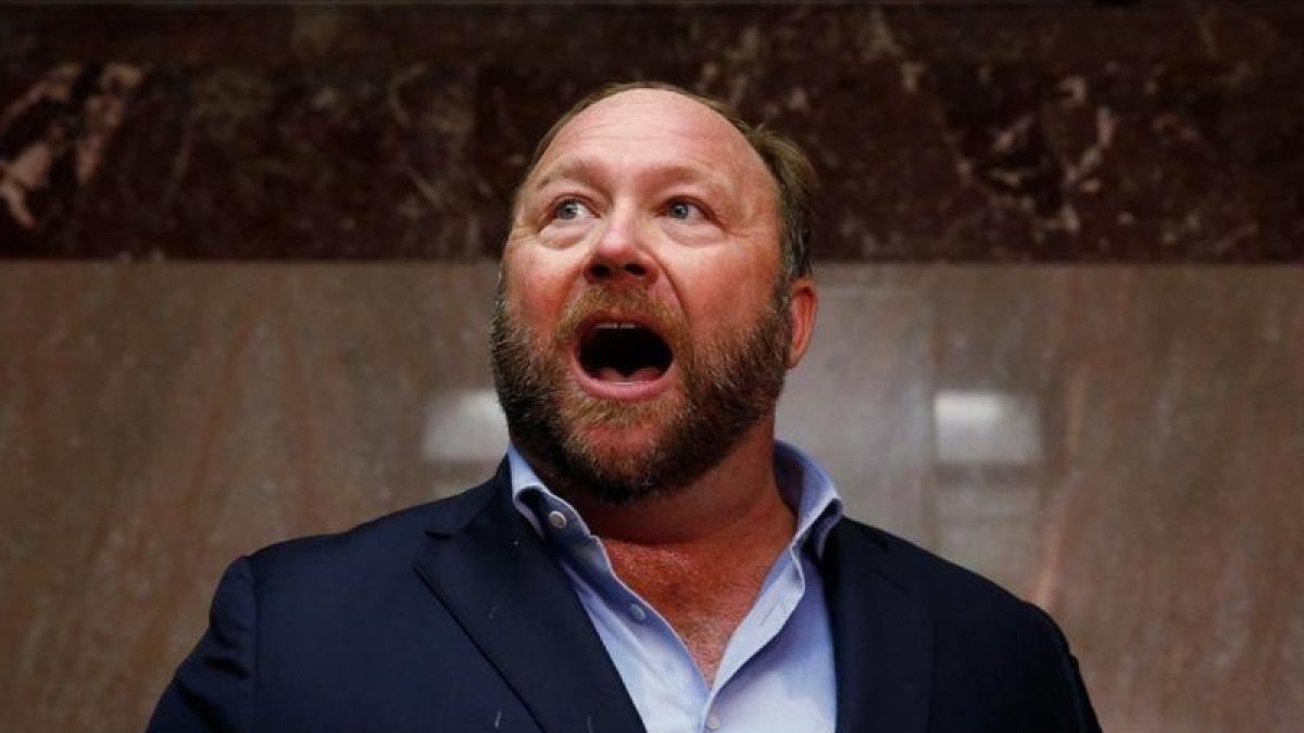 El ultraconservador Alex Jones, cuyas cuentas han sido expulsada de Twitter, Facebook, Youtube y otras páginas web.-JIM BOURG (REUTERS)
