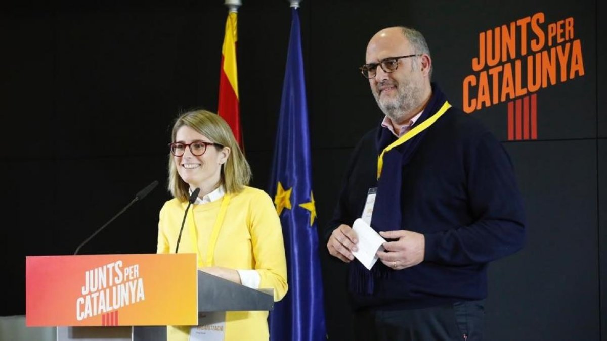 La directora y el portavoz de campaña de JxCat, Elsa Artadi y Eduard Pujol, hacen una primera valoración tras el cierre de los colegios electorales.-JULIO CARBÓ