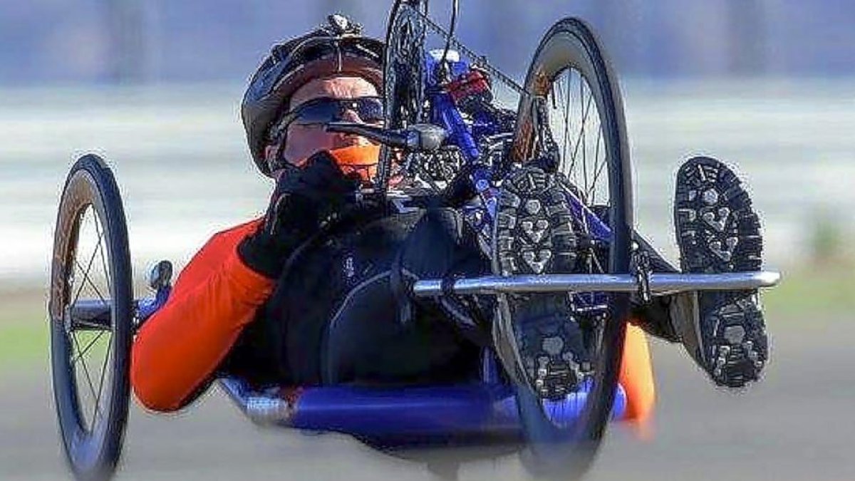 El vallisoletano Ignacio Tremiño montado en el handbike durante una competición.-EL MUNDO