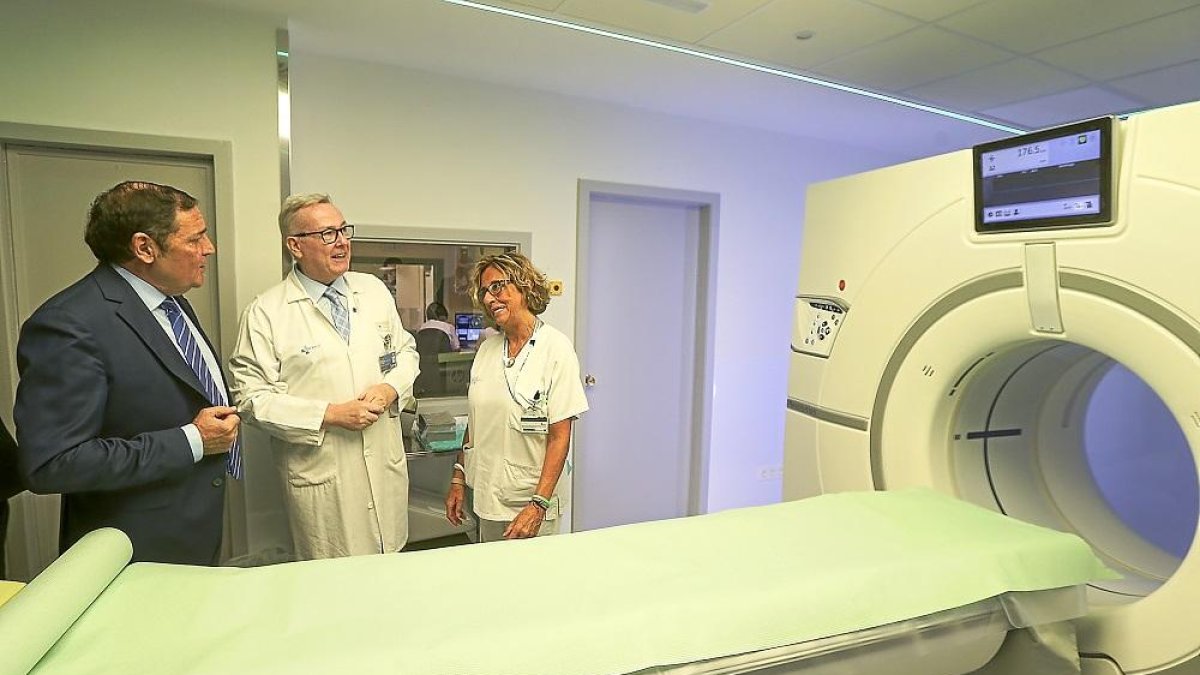 Antonio María Sáez Aguado, acompañado por médicos del Clínico, durante su visita al nuevo TAC.-ICAL