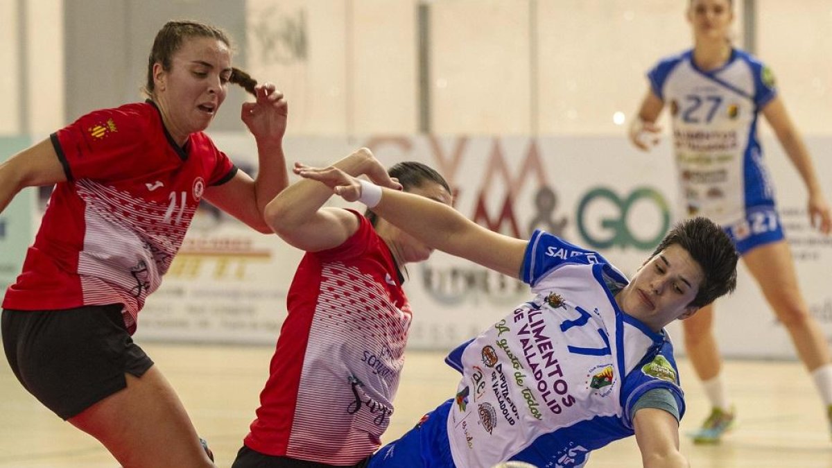 Cristina Cifuentes intenta capturar un balón de forma acrobática ante el Morvedre.-EL MUNDO