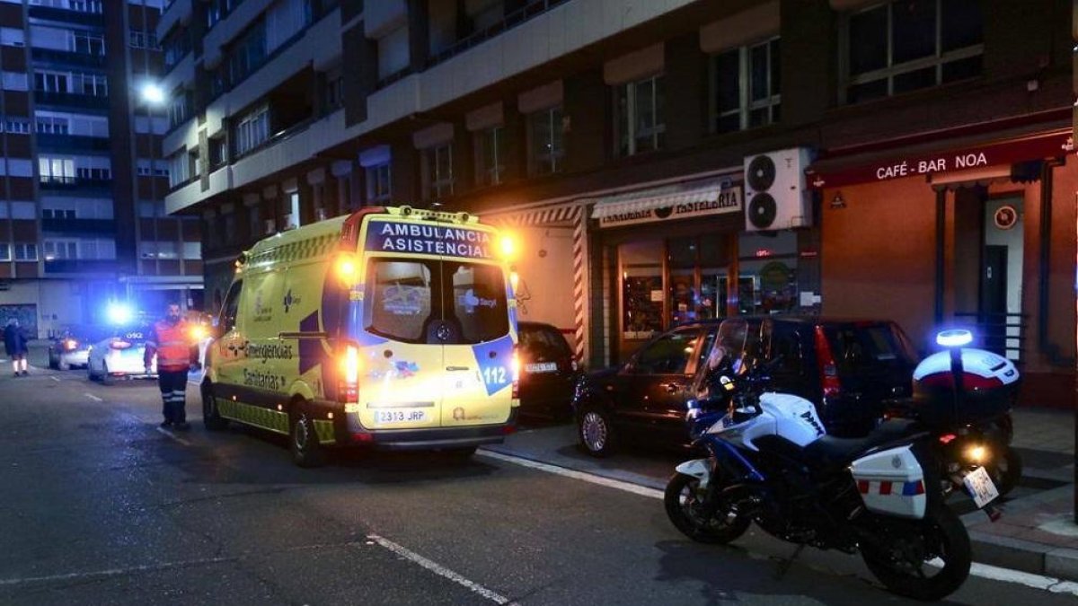 La ambulancia atiende a la mujer herida en la calle Juan de Juni.-POLICÍA VALLADOLID