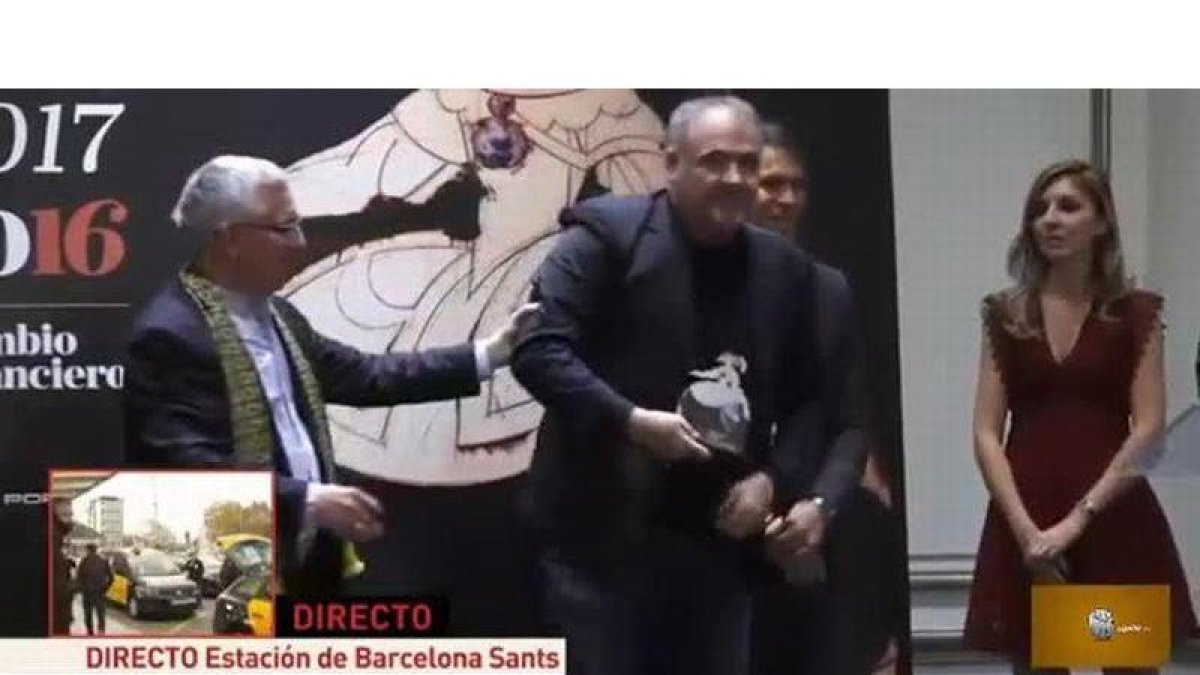 Antonio García Ferreras, emocionado, en el momento de recibir el premio Cambio 16.-LA SEXTA