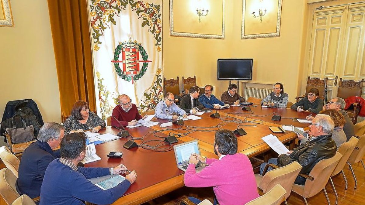 Un momento de la reunión del consejo de Auvasa, en la que se aprobó la nueva partida para la renovación de la flota de autobuses.-ICAL