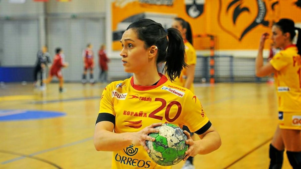 Amaia, durante el calentamiento de su debut con la selección.-V.G.GARIBAY