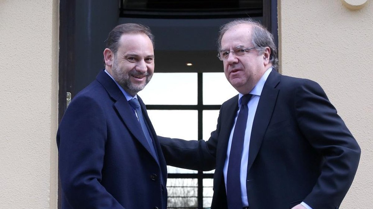El presidente de la Junta de Castilla y León, Juan Vicente Herrera, se reúne con el ministro de Fomento, José Luis Ábalos.-ICAL