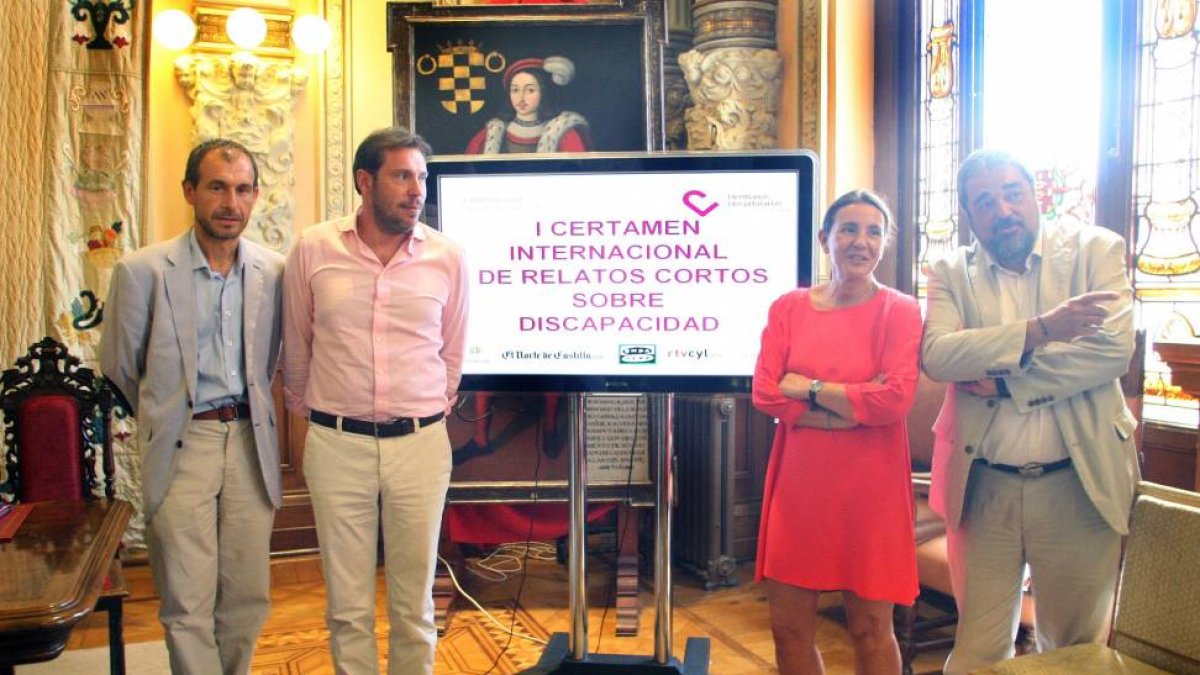 El alcalde de Valladolid, Óscar Puente, presenta el I Certamen Internacional de Relatos Cortos sobre Discapacidad.-Ical