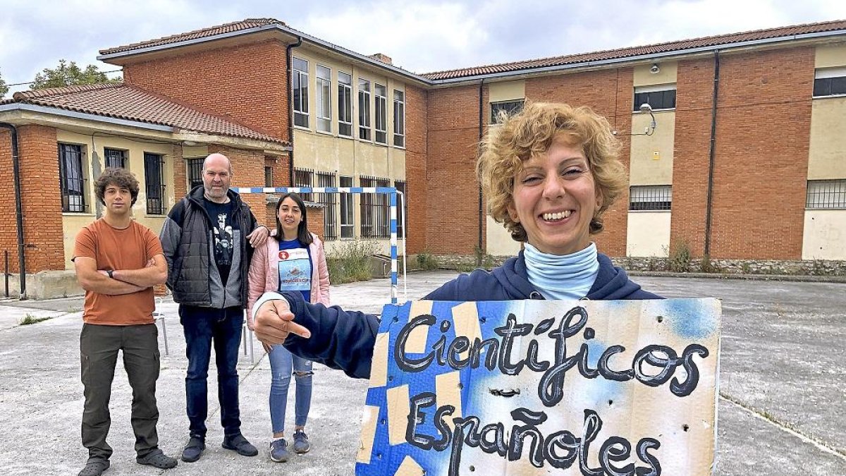 Bárbara de Aymerich en el patio de las instalaciones de la iniciativa rural de Espinosa de los Monteros. Tras ella el resto de profesores de Espiciencia.-