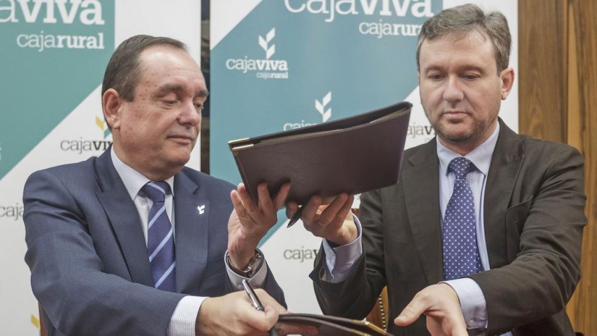 Javier Lacalle, durante la firma ayer de un convenio con director de Cajaviva, RamónSobremonte.-SANTI OTERO