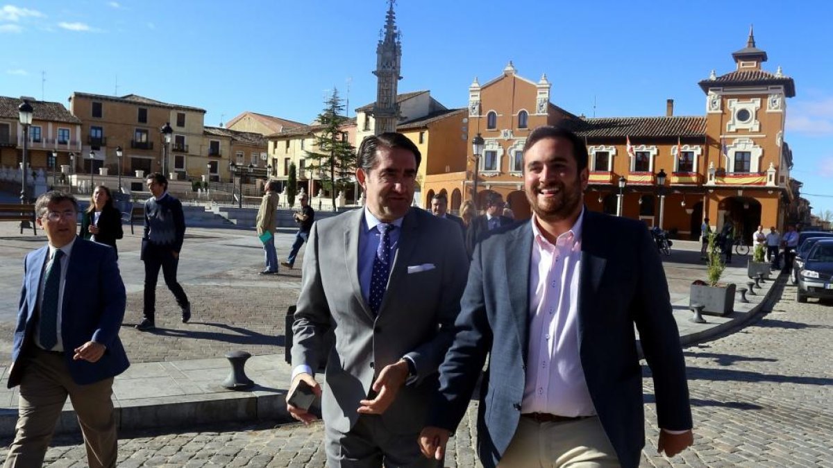 El consejero de Fomento y Medio Ambiente, Juan Carlos Suárez-Qiñones, firma el Programa Rehabitare con cuatro ayuntamientos de la provincia de Valladolid. En la imagen, junto al alcalde de Villalón, Jose Ángel Alonso.-ICAL