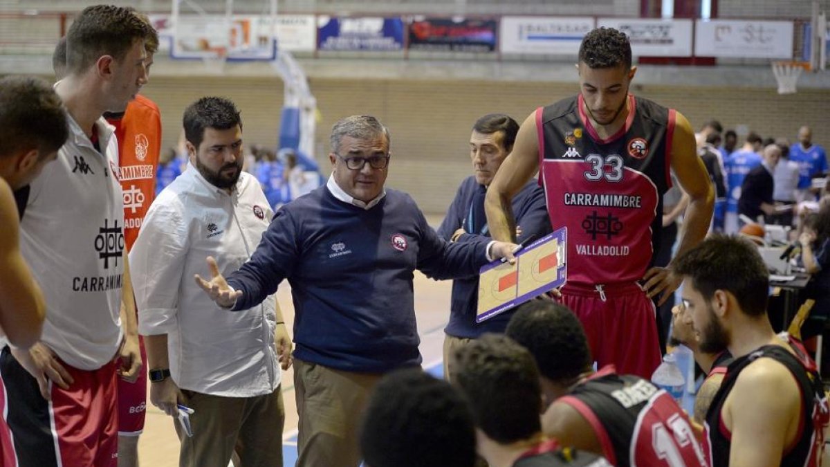Paco García pide explicaciones a sus jugadores en un tiempo muerto en el duelo del sábado ante el CB Prat.-PHOTO-DEPORTE