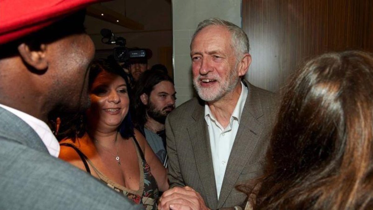Corbyn conversa con partidarios suyos durante un acto electoral, en Londres, este martes.-AFP / NIKLAS HALLE'N