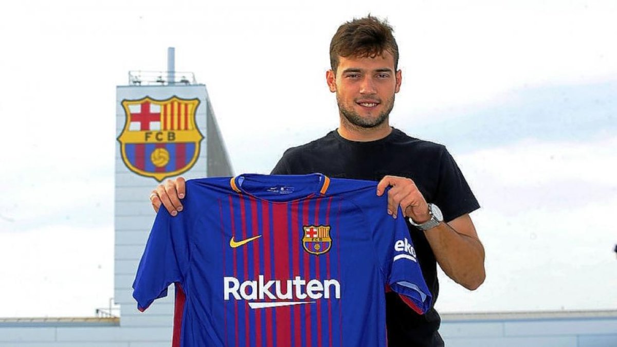 Jose Arnaiz posa con la camiseta del Barcelona B.-PACO LARGO / FCB